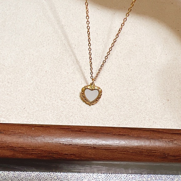 Stainless steel , real mother of pearl gold heart 💛 necklace - Picture 8 of 8